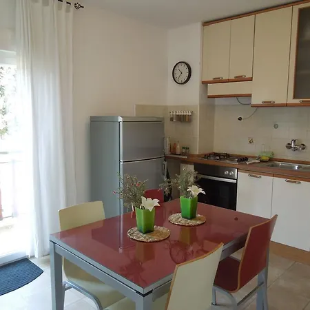 Modern In With Garden Apartment *