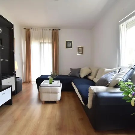 Modern In With Garden Apartment Knin